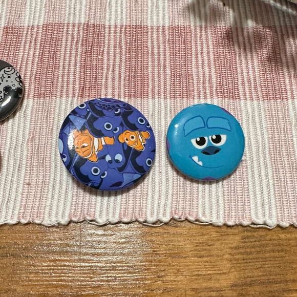 Disney variety buttons - Picture 10 of 10